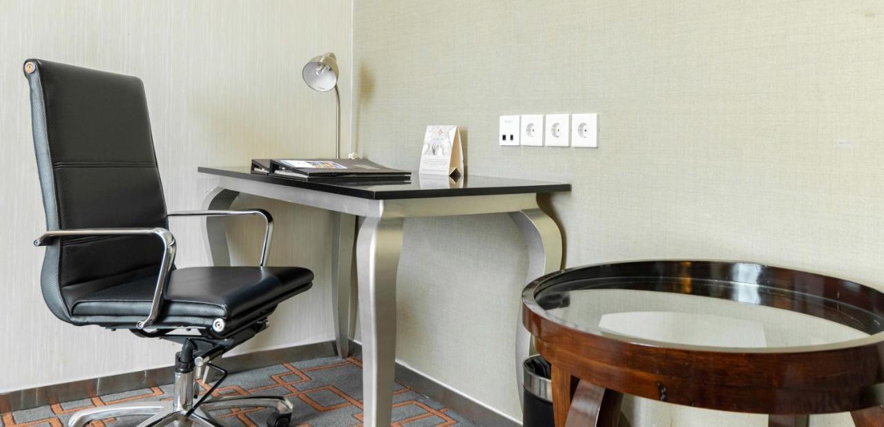 Cambridge Hotel Медан Екстериор снимка